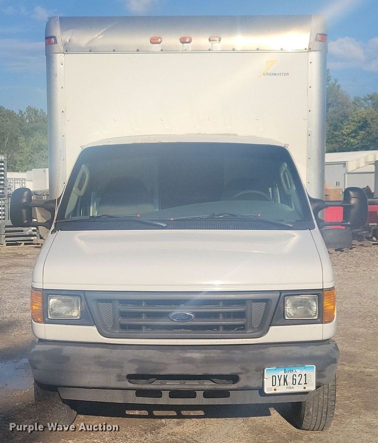 image for item IQ9964 2005 Ford E350 Super Duty  box truck