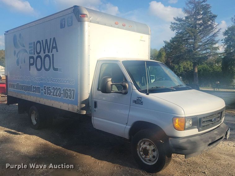 image for item IQ9964 2005 Ford E350 Super Duty  box truck