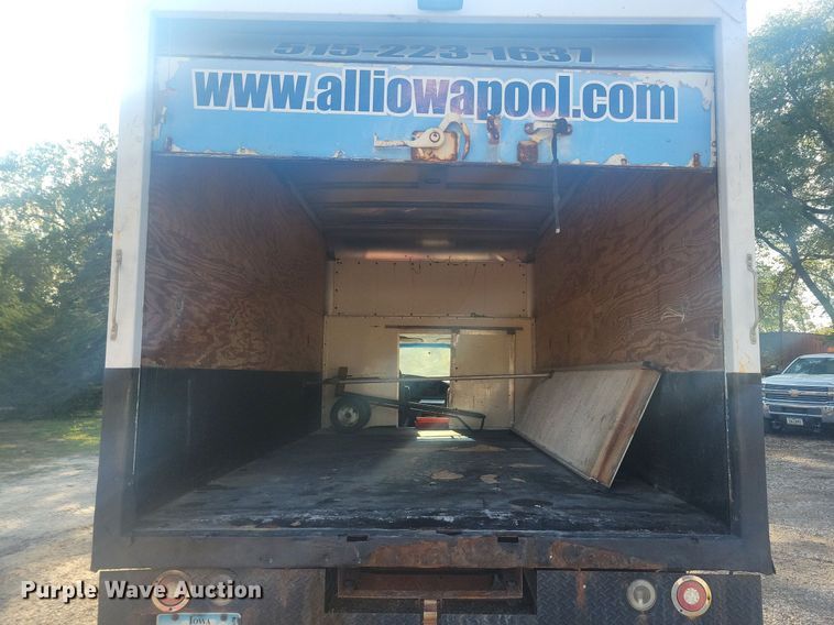 image for item IQ9964 2005 Ford E350 Super Duty  box truck