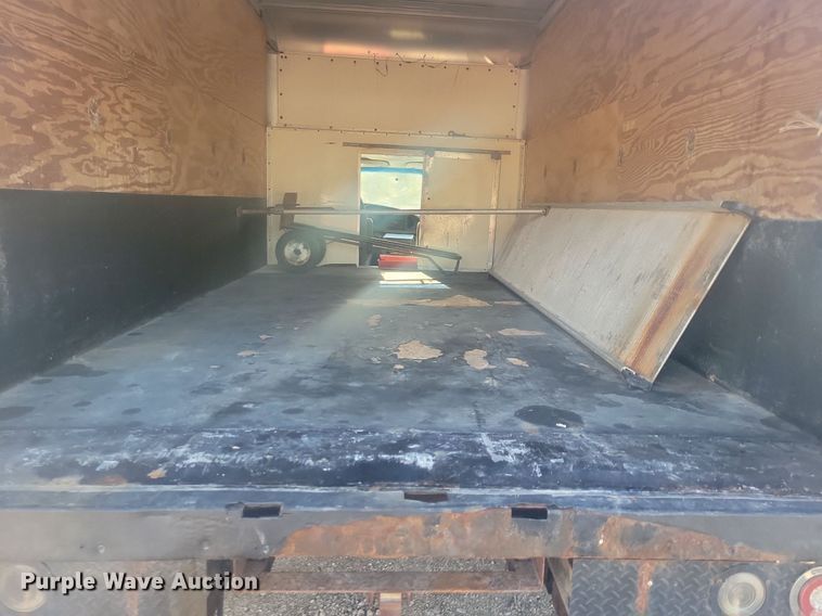 image for item IQ9964 2005 Ford E350 Super Duty  box truck