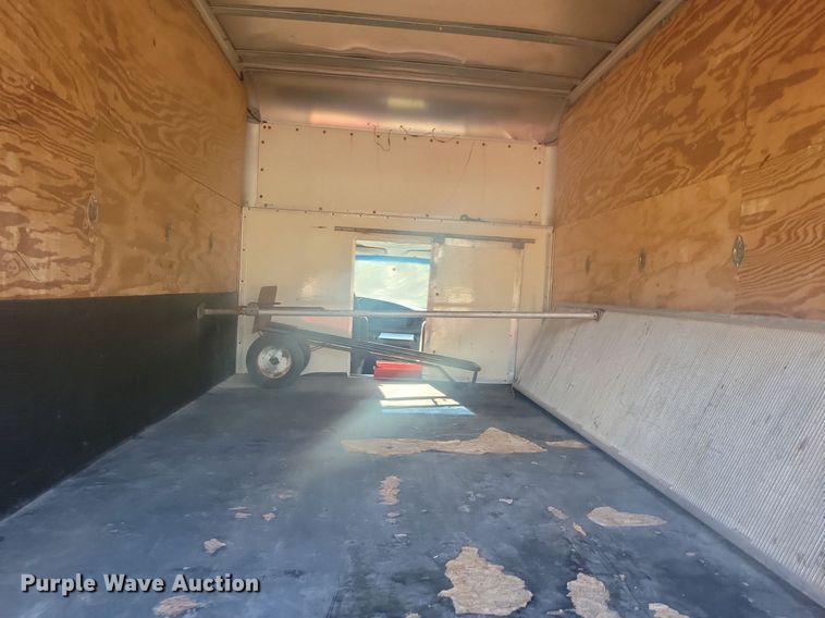 image for item IQ9964 2005 Ford E350 Super Duty  box truck