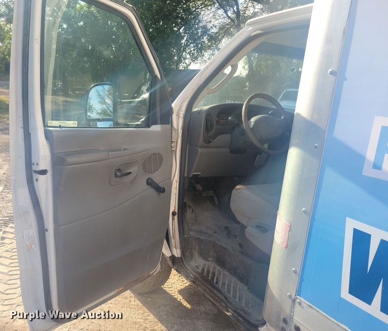 image for item IQ9964 2005 Ford E350 Super Duty  box truck