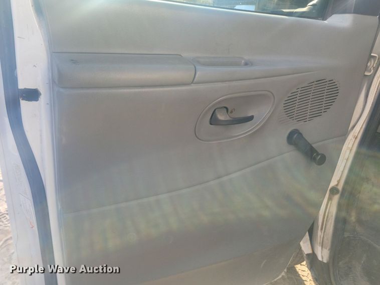 image for item IQ9964 2005 Ford E350 Super Duty  box truck