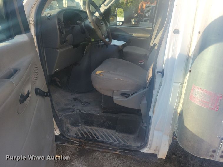 image for item IQ9964 2005 Ford E350 Super Duty  box truck