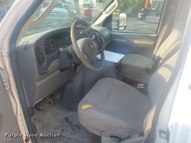 image for item IQ9964 2005 Ford E350 Super Duty  box truck