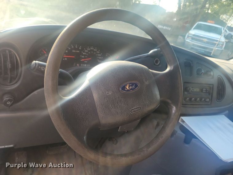 image for item IQ9964 2005 Ford E350 Super Duty  box truck