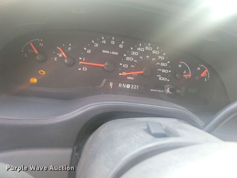 image for item IQ9964 2005 Ford E350 Super Duty  box truck