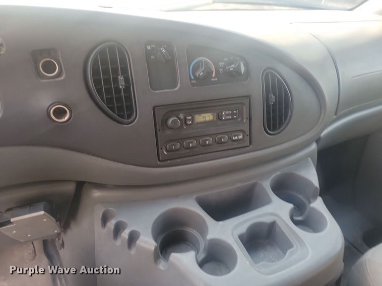 image for item IQ9964 2005 Ford E350 Super Duty  box truck