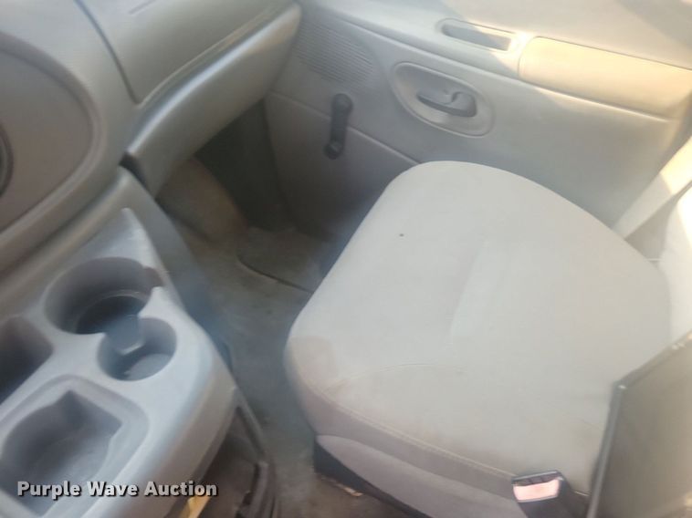 image for item IQ9964 2005 Ford E350 Super Duty  box truck