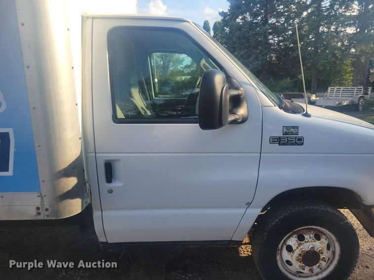 image for item IQ9964 2005 Ford E350 Super Duty  box truck