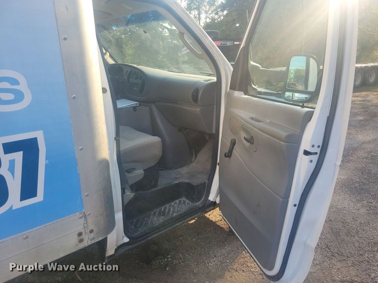 image for item IQ9964 2005 Ford E350 Super Duty  box truck