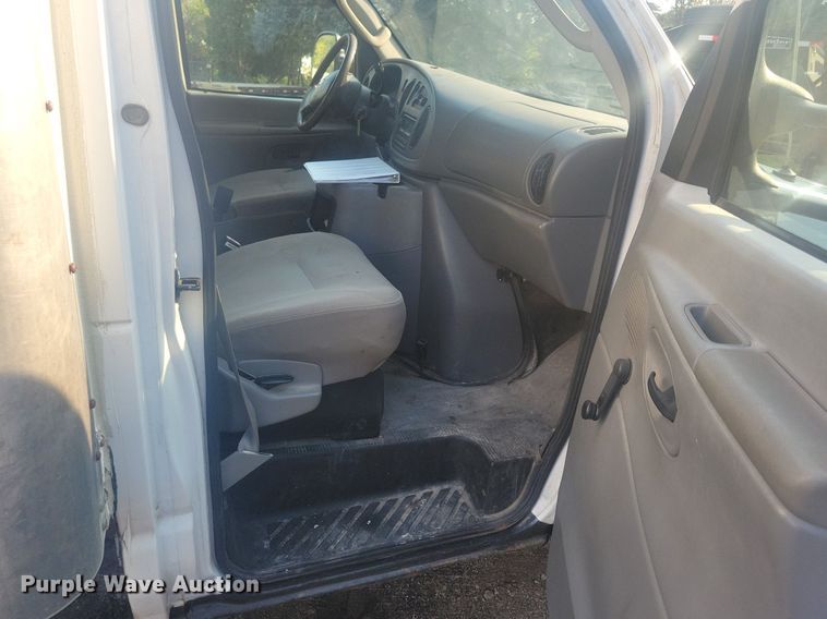 image for item IQ9964 2005 Ford E350 Super Duty  box truck