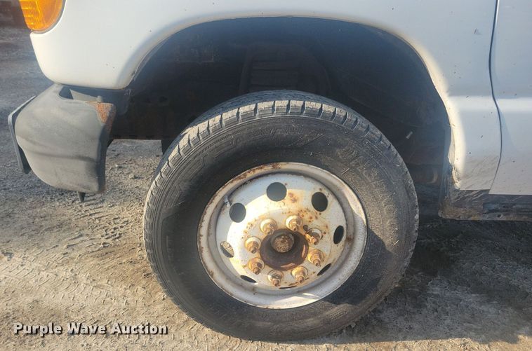 image for item IQ9964 2005 Ford E350 Super Duty  box truck