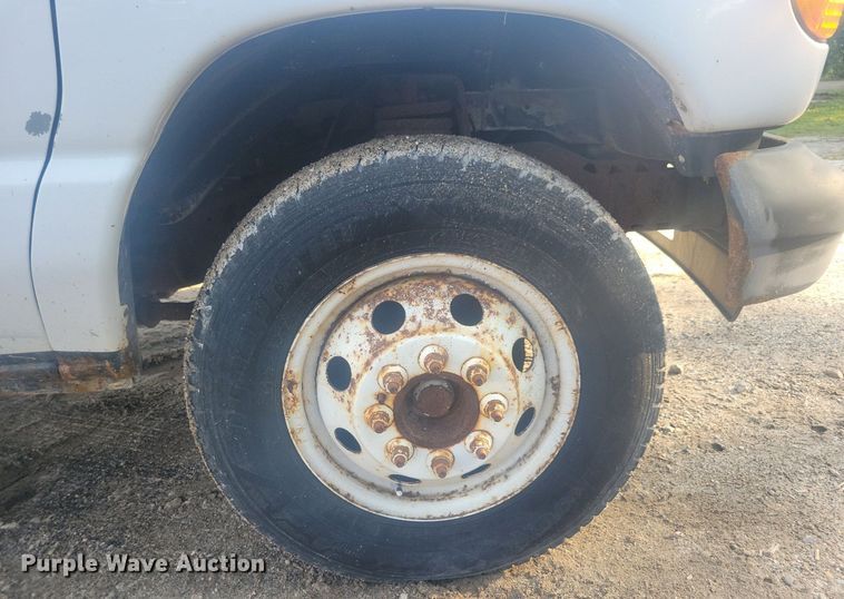 image for item IQ9964 2005 Ford E350 Super Duty  box truck