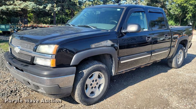 image for item IQ9972 2005 Chevrolet Silverado 1500  Crew Cab pickup truck