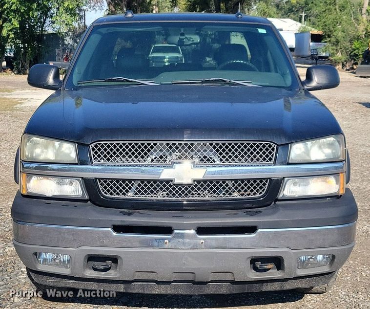 image for item IQ9972 2005 Chevrolet Silverado 1500  Crew Cab pickup truck