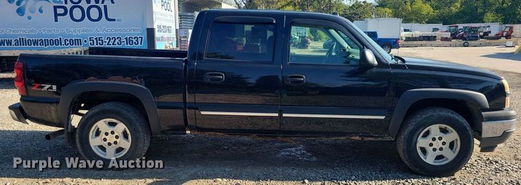 image for item IQ9972 2005 Chevrolet Silverado 1500  Crew Cab pickup truck