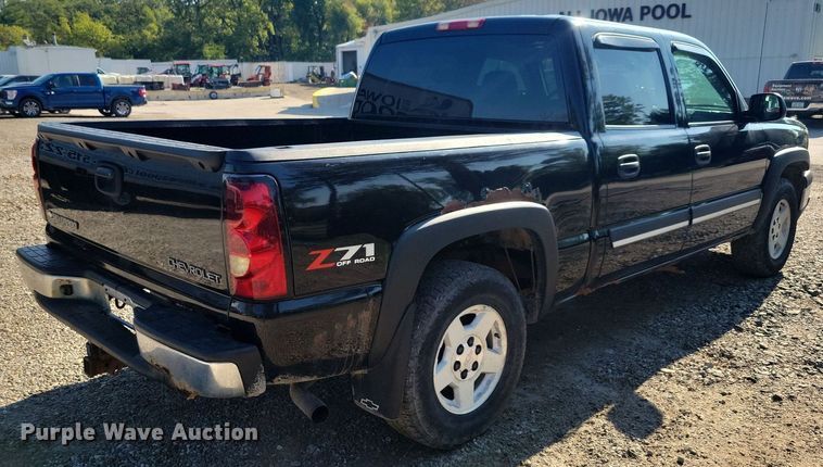 image for item IQ9972 2005 Chevrolet Silverado 1500  Crew Cab pickup truck