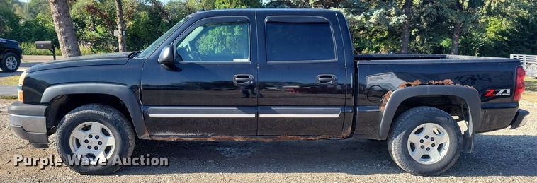 image for item IQ9972 2005 Chevrolet Silverado 1500  Crew Cab pickup truck