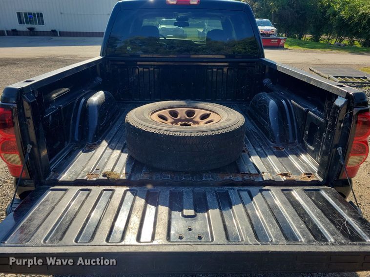 image for item IQ9972 2005 Chevrolet Silverado 1500  Crew Cab pickup truck