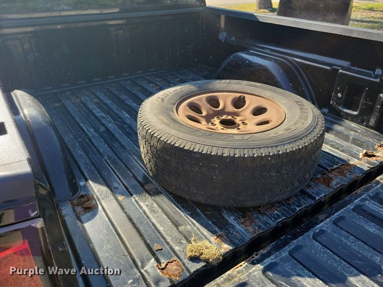 image for item IQ9972 2005 Chevrolet Silverado 1500  Crew Cab pickup truck