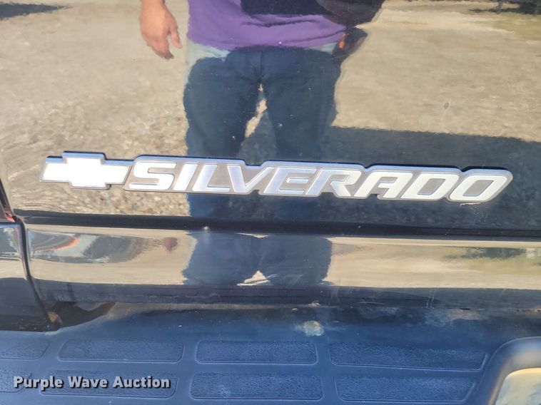 image for item IQ9972 2005 Chevrolet Silverado 1500  Crew Cab pickup truck