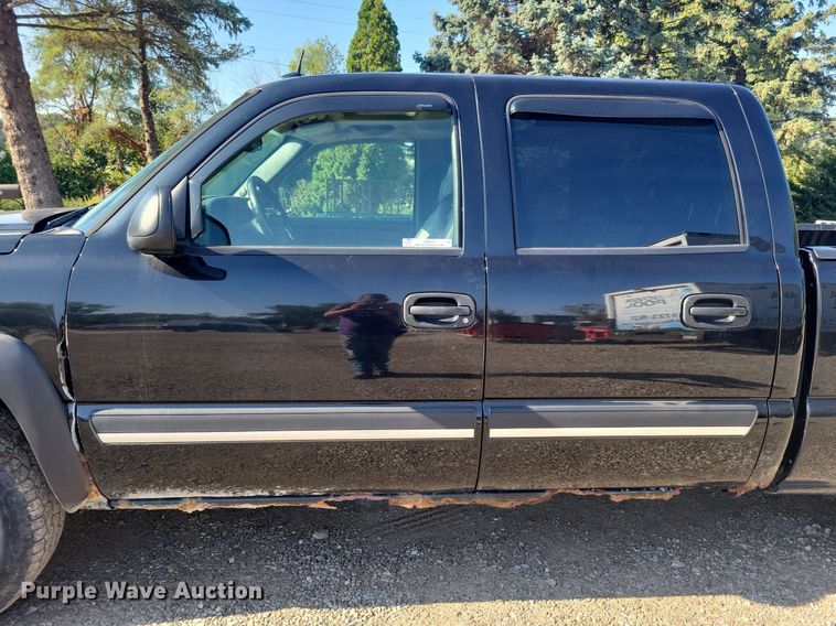 image for item IQ9972 2005 Chevrolet Silverado 1500  Crew Cab pickup truck