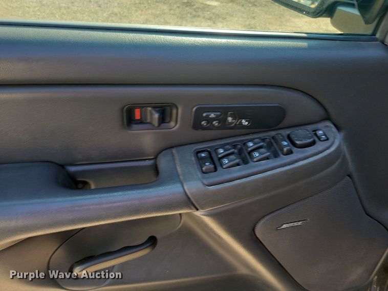 image for item IQ9972 2005 Chevrolet Silverado 1500  Crew Cab pickup truck