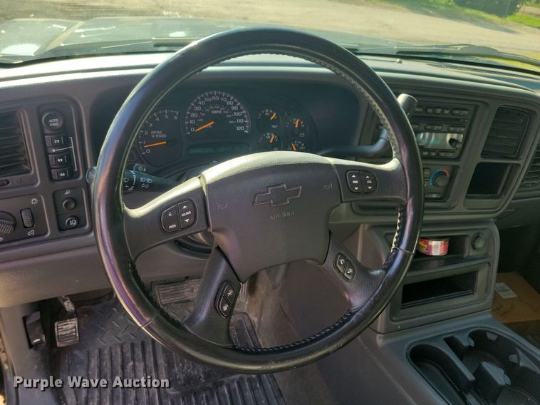 image for item IQ9972 2005 Chevrolet Silverado 1500  Crew Cab pickup truck