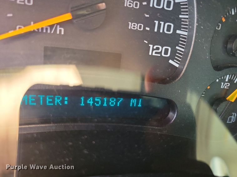 image for item IQ9972 2005 Chevrolet Silverado 1500  Crew Cab pickup truck