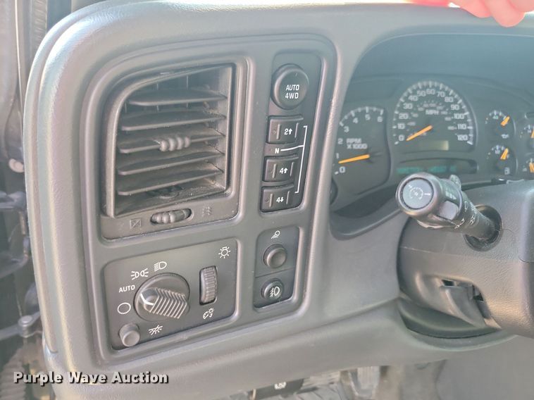 image for item IQ9972 2005 Chevrolet Silverado 1500  Crew Cab pickup truck