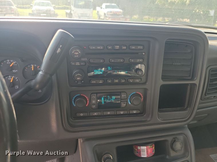 image for item IQ9972 2005 Chevrolet Silverado 1500  Crew Cab pickup truck