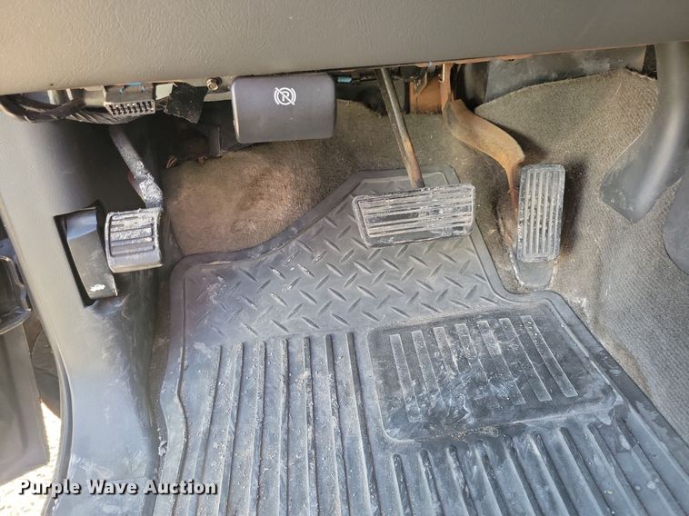 image for item IQ9972 2005 Chevrolet Silverado 1500  Crew Cab pickup truck