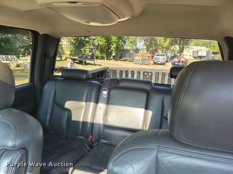 image for item IQ9972 2005 Chevrolet Silverado 1500  Crew Cab pickup truck