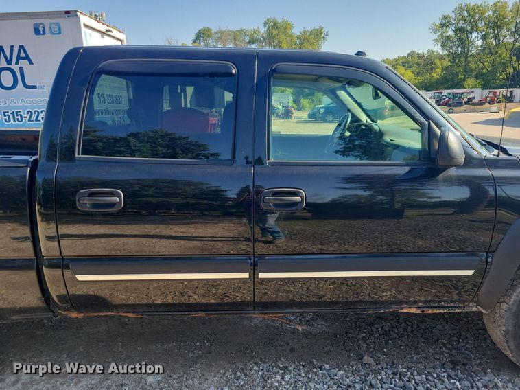 image for item IQ9972 2005 Chevrolet Silverado 1500  Crew Cab pickup truck