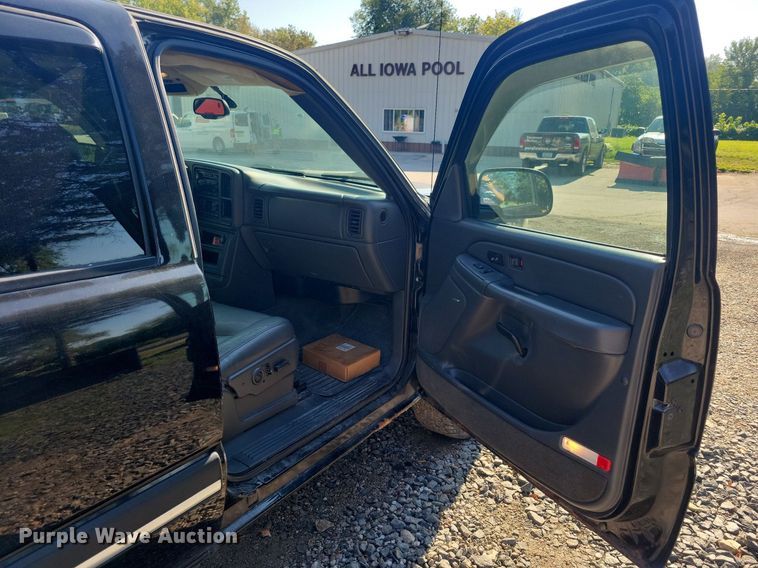 image for item IQ9972 2005 Chevrolet Silverado 1500  Crew Cab pickup truck