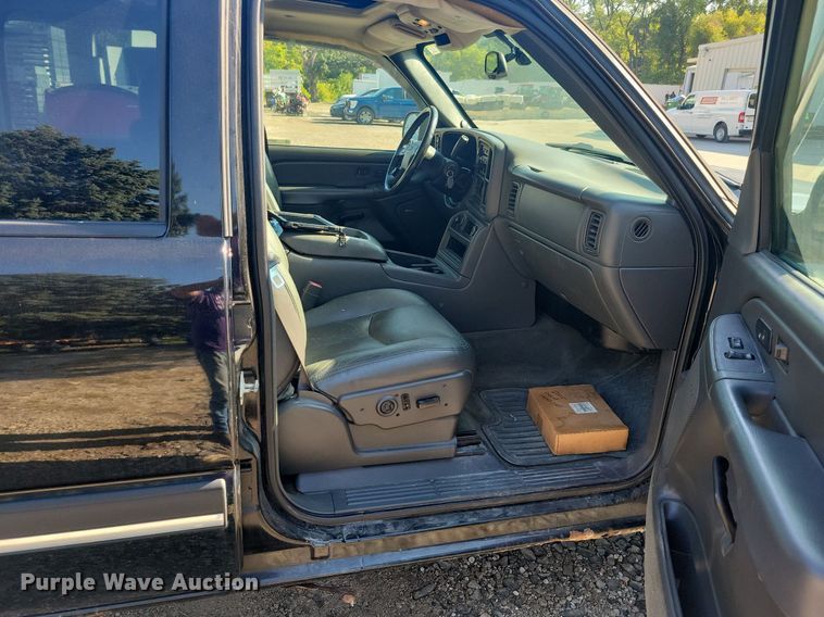 image for item IQ9972 2005 Chevrolet Silverado 1500  Crew Cab pickup truck