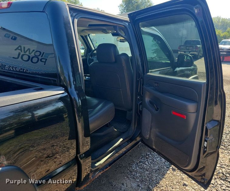 image for item IQ9972 2005 Chevrolet Silverado 1500  Crew Cab pickup truck