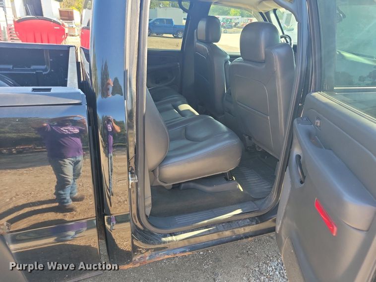 image for item IQ9972 2005 Chevrolet Silverado 1500  Crew Cab pickup truck