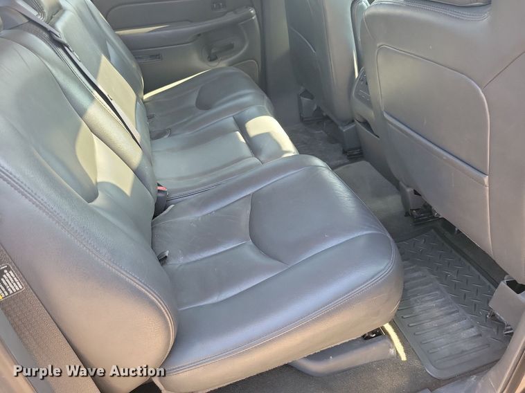 image for item IQ9972 2005 Chevrolet Silverado 1500  Crew Cab pickup truck