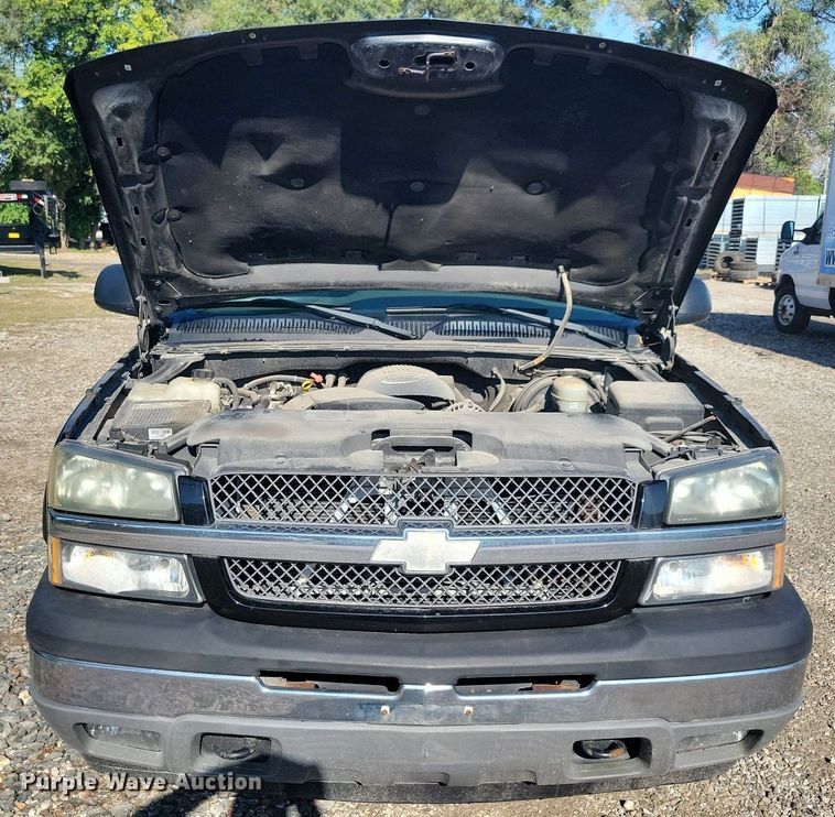 image for item IQ9972 2005 Chevrolet Silverado 1500  Crew Cab pickup truck