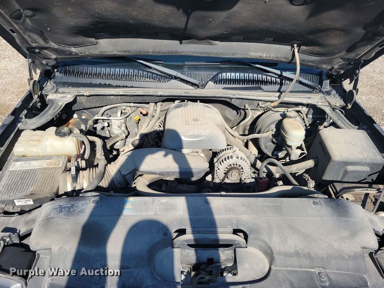 image for item IQ9972 2005 Chevrolet Silverado 1500  Crew Cab pickup truck