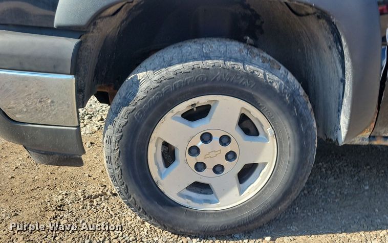 image for item IQ9972 2005 Chevrolet Silverado 1500  Crew Cab pickup truck