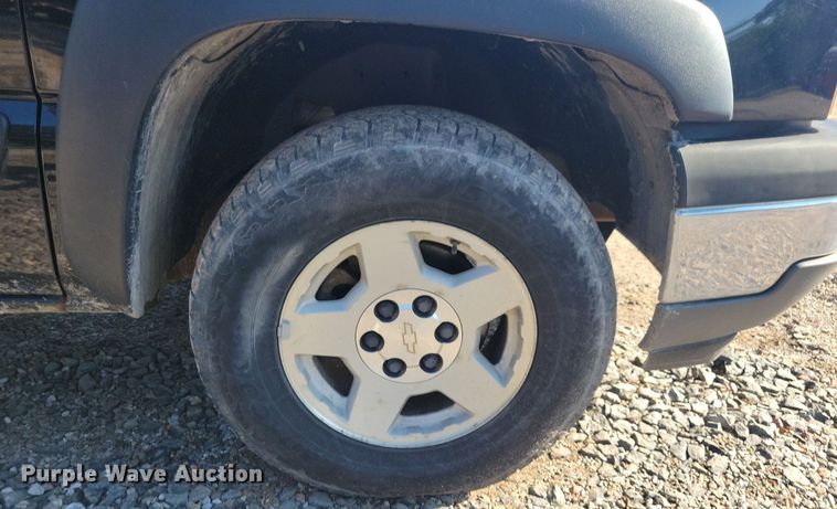 image for item IQ9972 2005 Chevrolet Silverado 1500  Crew Cab pickup truck