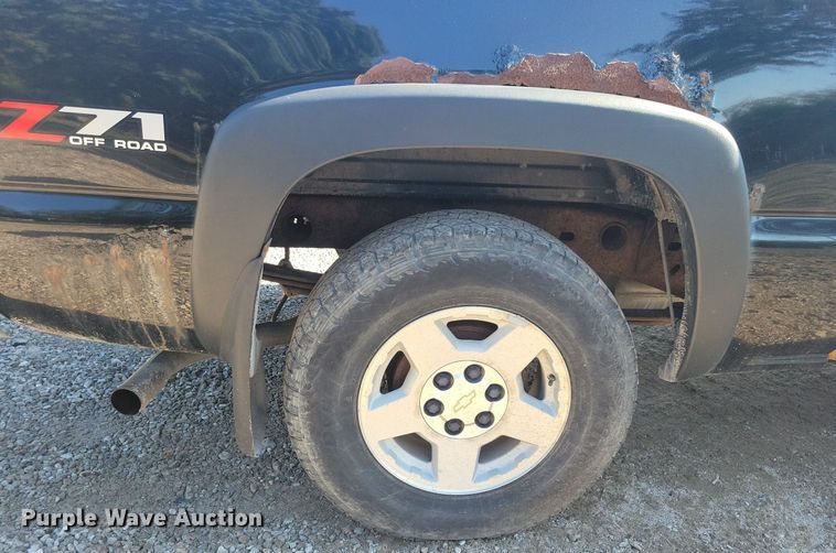 image for item IQ9972 2005 Chevrolet Silverado 1500  Crew Cab pickup truck