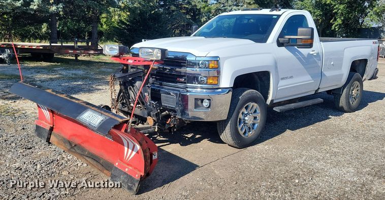 image for item IQ9973 2017 Chevrolet Silverado 3500HD  pickup truck