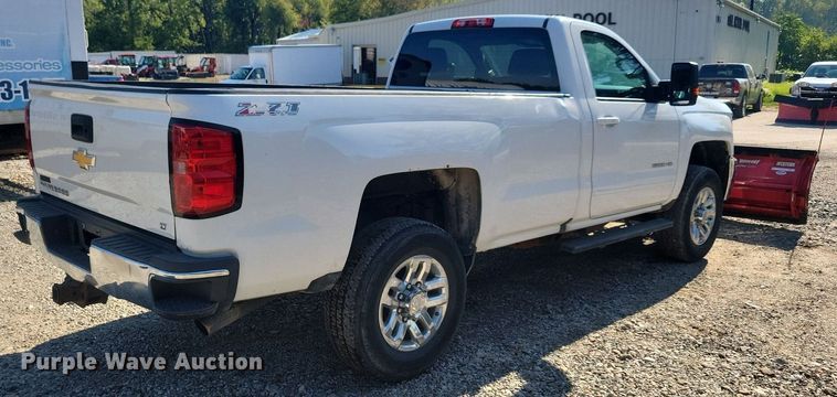 image for item IQ9973 2017 Chevrolet Silverado 3500HD  pickup truck