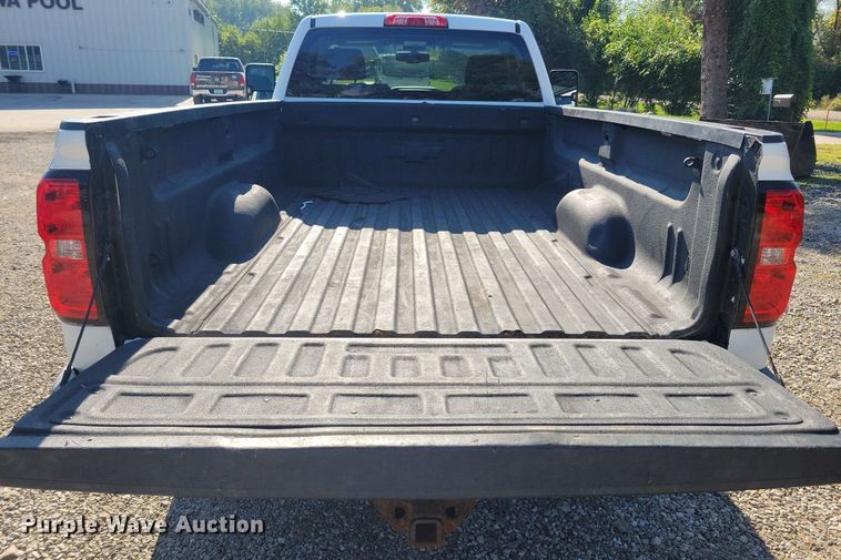 image for item IQ9973 2017 Chevrolet Silverado 3500HD  pickup truck