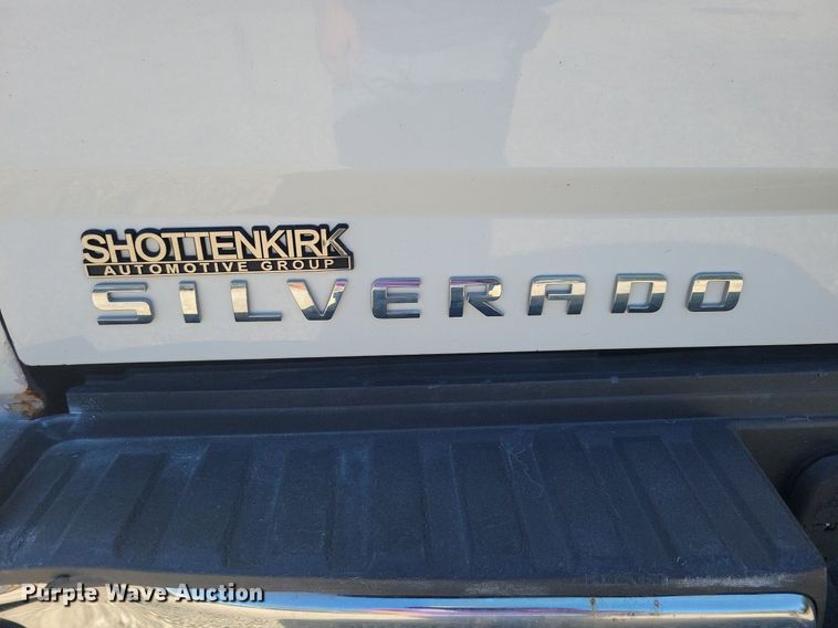 image for item IQ9973 2017 Chevrolet Silverado 3500HD  pickup truck