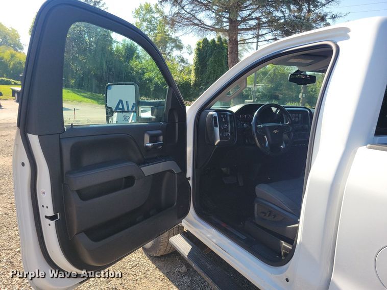 image for item IQ9973 2017 Chevrolet Silverado 3500HD  pickup truck